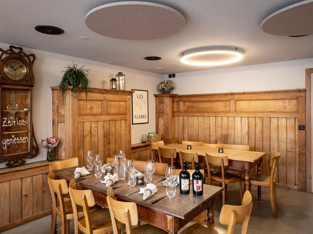 Gemütliches Restaurant im Löwen Willisau mit Holzvertäfelung gedeckten Tischen und stilvoller Einrichtung