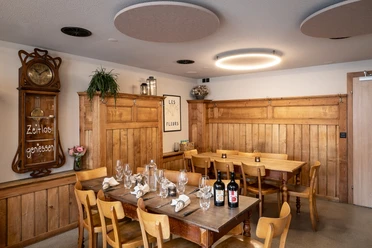 Restaurant Löwen Willisau Gemütliches Restaurant im Löwen Willisau mit Holzvertäfelung gedeckten Tischen und stilvoller Einrichtung