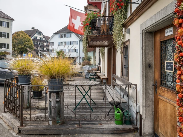 Restaurant Löwen Willisau Terrasse beim Restaurant Löwen Willisau mit kleinen Tischen und Pflanzen