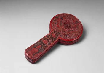 Kaiserlicher Spiegelkasten, Jiajing-Ära (1522-1566) Roter Lackkasten mit feinen Schnitzmotiven von Drachen, Vogel und floralen Ornamenten.
