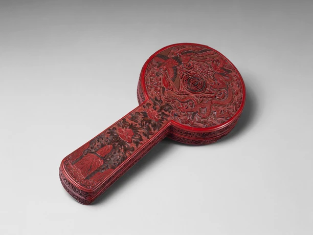 Kaiserlicher Spiegelkasten, Jiajing-Ära (1522-1566) Roter Lackkasten mit feinen Schnitzmotiven von Drachen, Vogel und floralen Ornamenten.