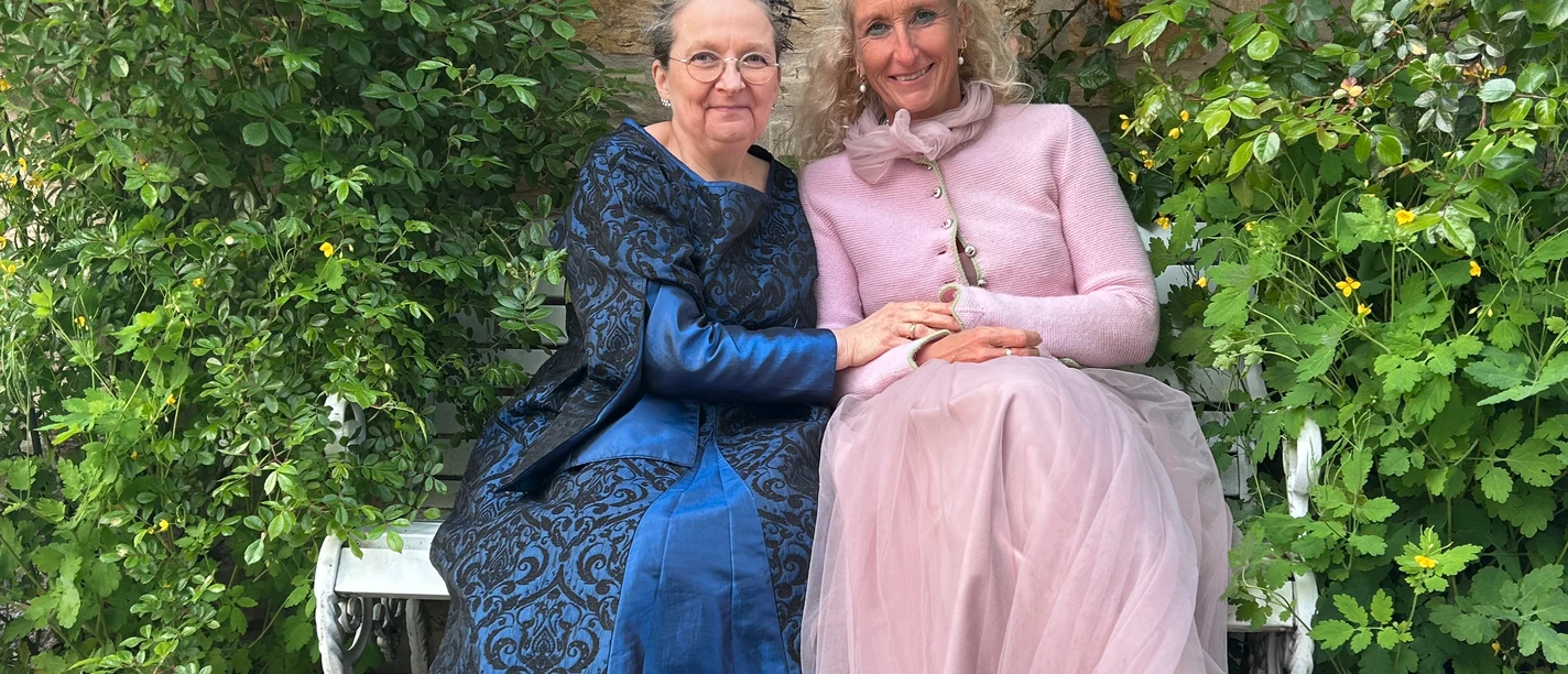 Sabine und Sonja Bank.jpeg
