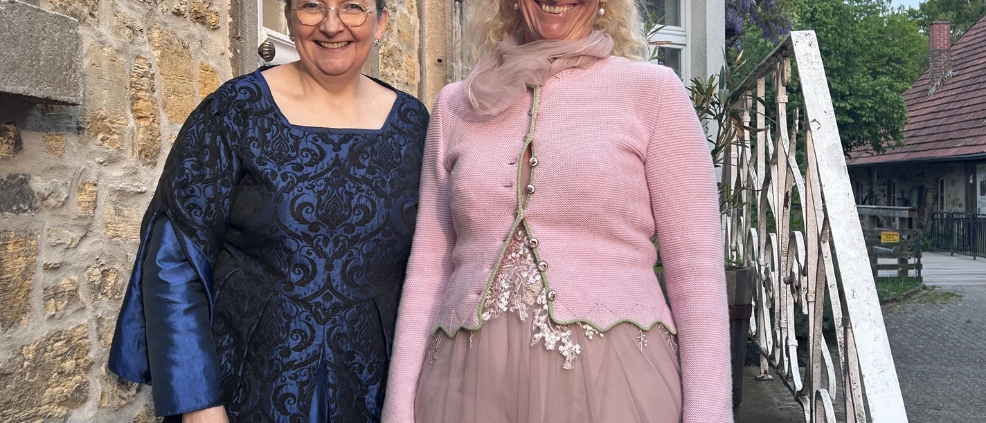Sabine und Sonja Treppe.jpeg