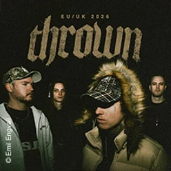 Vierköpfige Band in dunkler Umgebung mit Kapuzen- und Basecap-Looks vor dem Schriftzug thrown