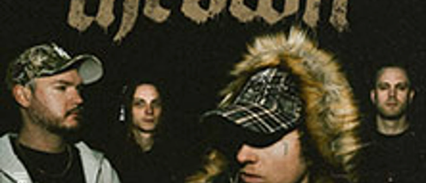 Vierköpfige Band in dunkler Umgebung mit Kapuzen- und Basecap-Looks vor dem Schriftzug thrown