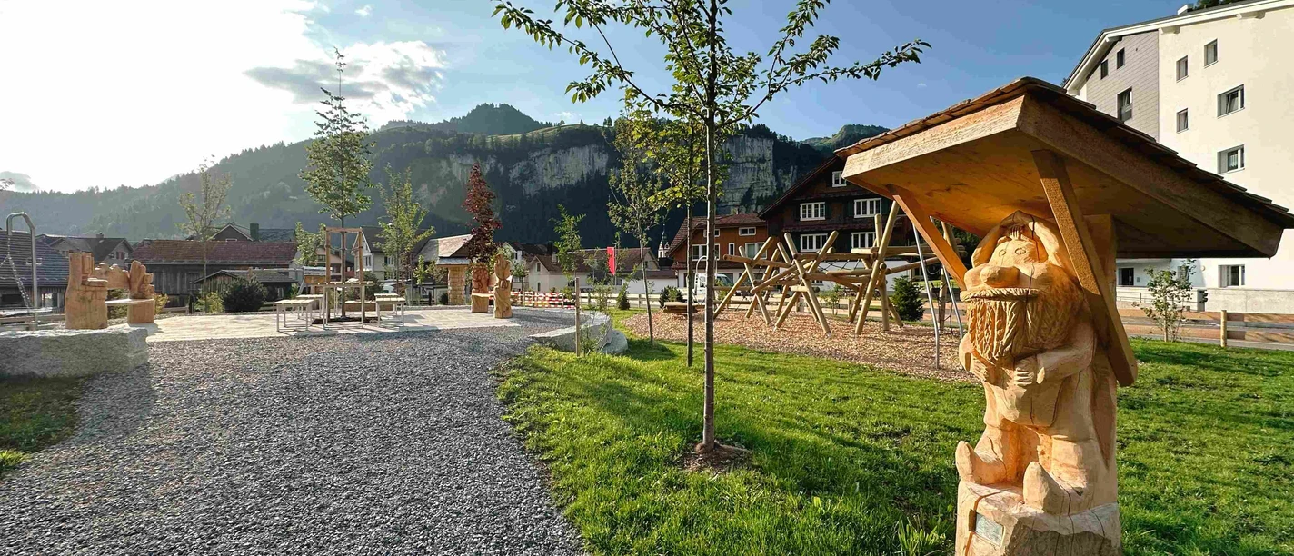 Begegnungszone Unteriberg mit Holzkunstwerken, kl