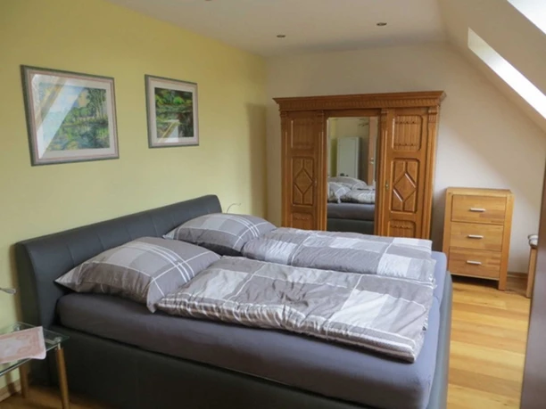 Schlafzimmer mit Doppelbett