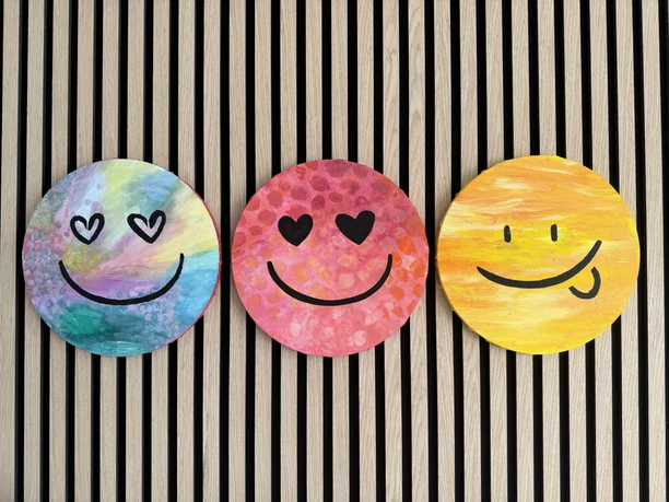Smileys.jpg Drei gebastelte fröhliche Smileys als Wanddekoration.