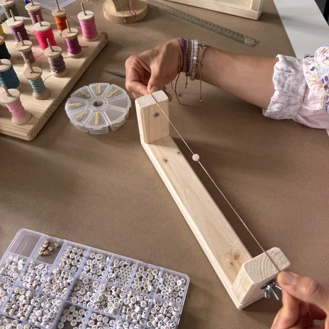 Makramee-Arbeitsplatz.jpg Kurze Einweisung wie Makramee-Armbänder geknotet werden.
