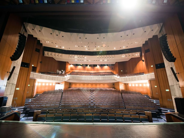 Saal Innen Blick von Bühne in Theatersaal mit Rängen