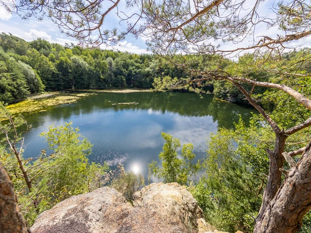 Steinbrüche See See im Wald, Blick von Felsen über Wasser
