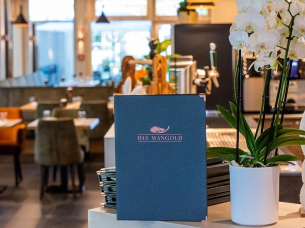 Das Mangold Restaurant Innenraum mit Theke und Speisekarte