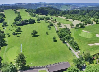 Golfanlage Gimborner Land Weitläufige Golfbahnen mit fairways, Bunkern und umliegenden Hügeln aus der Vogelperspektive