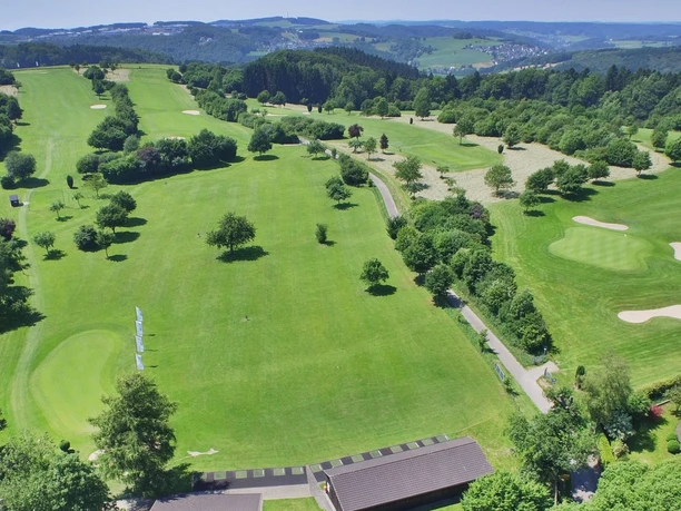Golfanlage Gimborner Land Weitläufige Golfbahnen mit fairways, Bunkern und umliegenden Hügeln aus der Vogelperspektive