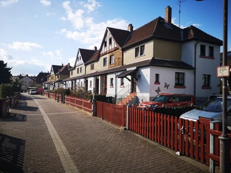 Cramer-Klett-Siedlung Reihenhäuser an Wohnstraße mit Vorgärten