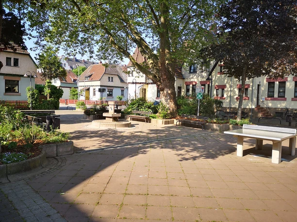 Cramer-Klett-Siedlung Platz mit Brunnen, Sitzbänken und Wohnhäusern