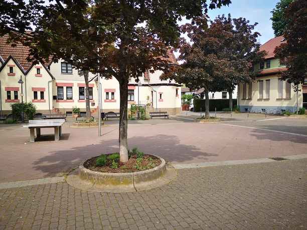 Cramer-Klett-Siedlung Wohnplatz mit Bäumen, Bänken und Tischtennisplatte
