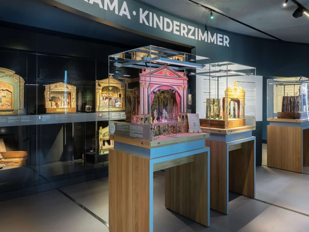 Papiertheatermuseum Ausstellung mit historischen Papiertheatern