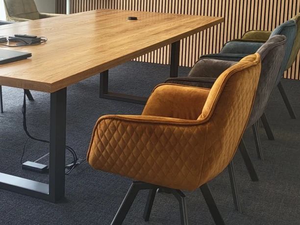 Stühle im Meetingraum