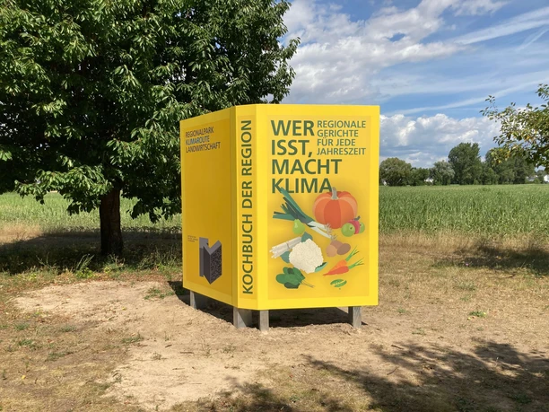 Regionalpark Radroute Infotafel zur Klimaroute am Feldrand