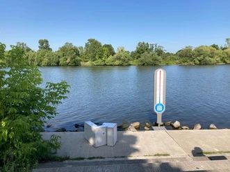 Regionalpark Radroute Flussufer mit Thermometer-Stele und Treppe