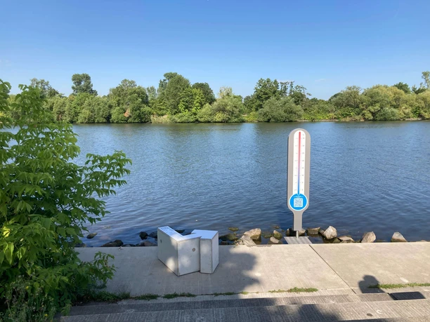 Regionalpark Radroute Flussufer mit Thermometer-Stele und Treppe