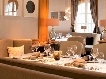 Elegant gedeckter Tisch im Landhaus Wachtelhof Elegant gedeckter Tisch im Landhaus WachtelhofElegantly laid table at Landhaus WachtelhofElegant dækket bord på Landhaus WachtelhofElegant gedekte tafel bij Landhaus Wachtelhof