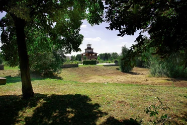 Burgpark Park mit Aussichtsturm und Wiese