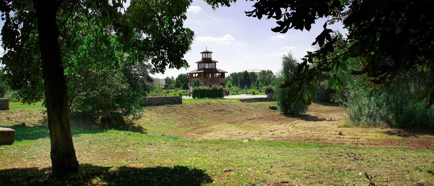 Burgpark Park mit Aussichtsturm und Wiese