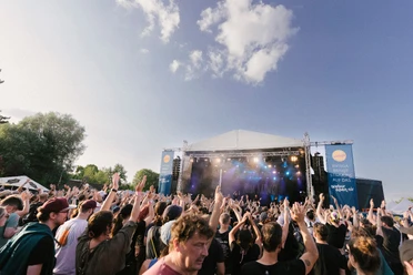 Trebur Open Air Festivalbühne mit großem Publikum im Freien