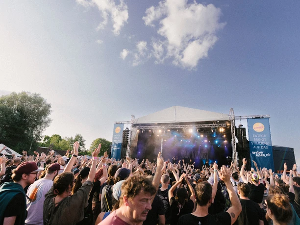 Trebur Open Air Festivalbühne mit großem Publikum im Freien