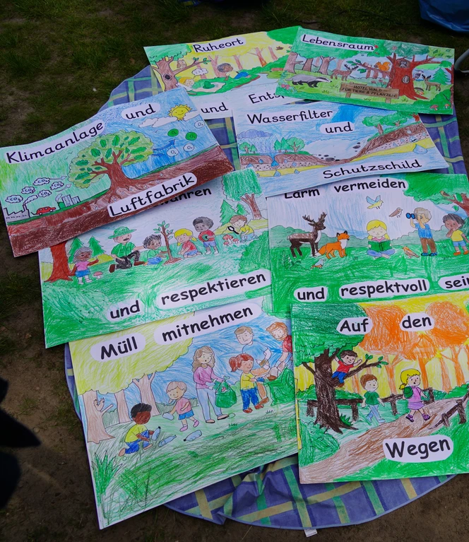 Ein Blick auf die das Stück unterstützenden Plakate ©Marcus Isernhinke.jpg