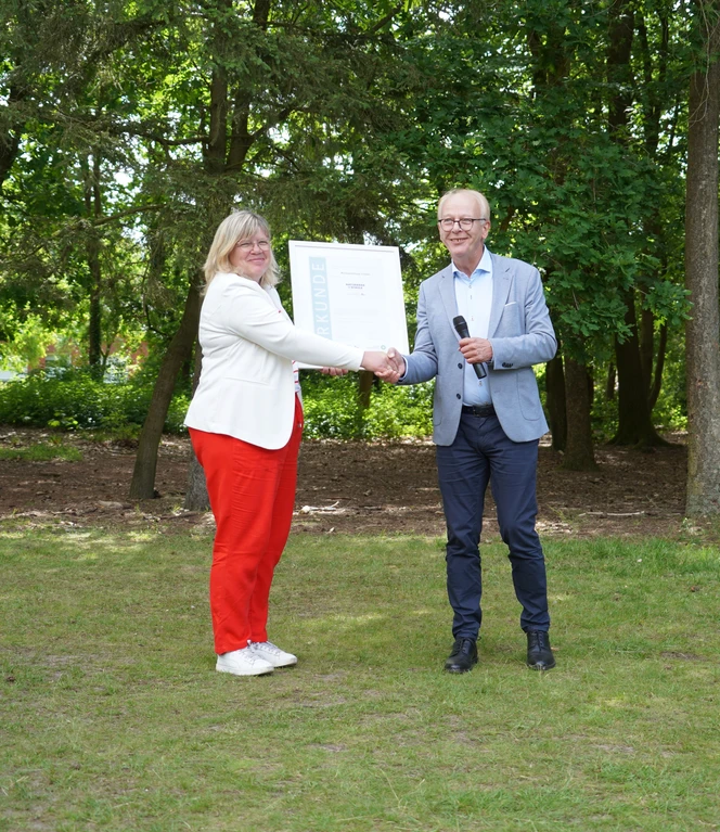 Vorsitzender des Naturparks Hümmling Martin Gerenkamp überreicht Schulleiterin Maria Hamm die Naturpark-Schul-Urkunde ©Marcus Isernhinke.jpg