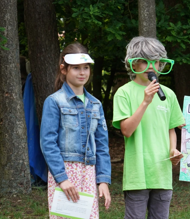 Eine Szene aus dem Theaterstück mit der Erzählerin Majvi und dem Professor Waldmeister Leo ©Marcus Isernhinke.jpg