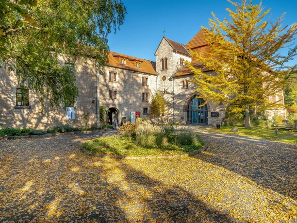 Kloster-Brunshausen_Herbst_Copyright-Standmarketing-Bad-Gandersheim-GmbH.jpg