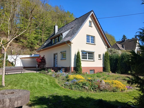 Ansicht Haus mit Garten