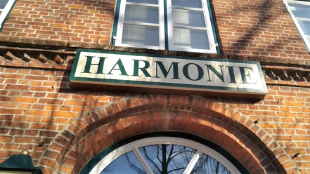 Landgasthof Harmonie, Barlt Schild Harmonie an roter Backsteinfassade