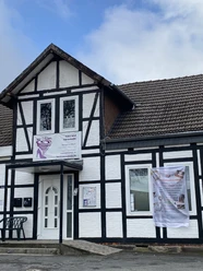 TanzTurnado.JPEG Fassade des schwarz-weißen Fachwerkhauses mit dem Tanz- und Turnstudio Tanz-TURNado in Wolfsburg.