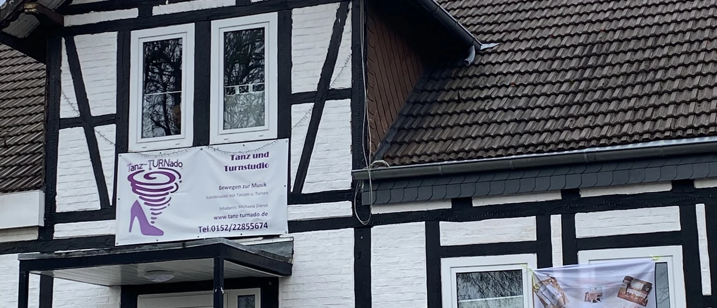 TanzTurnado.JPEG Fassade des schwarz-weißen Fachwerkhauses mit dem Tanz- und Turnstudio Tanz-TURNado in Wolfsburg.