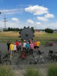 Radfahrer vor dem Schaufelrad am Themenpark_