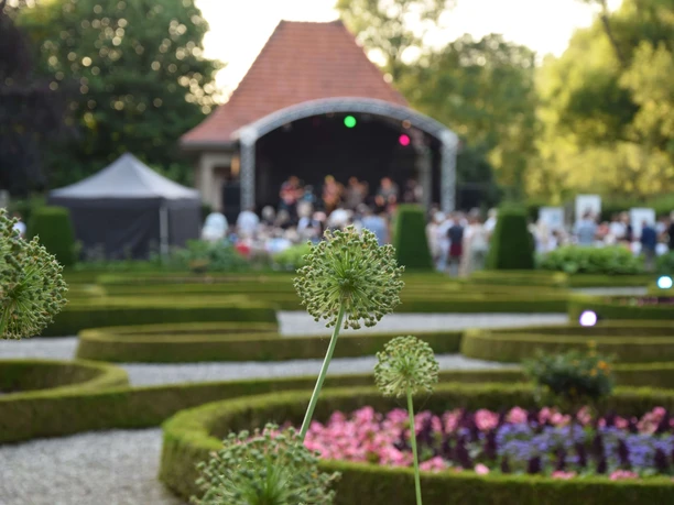 sommerbuehne_2025_foto_stadt_wolfsburg.jpg Sommerbühne im Barockgarten