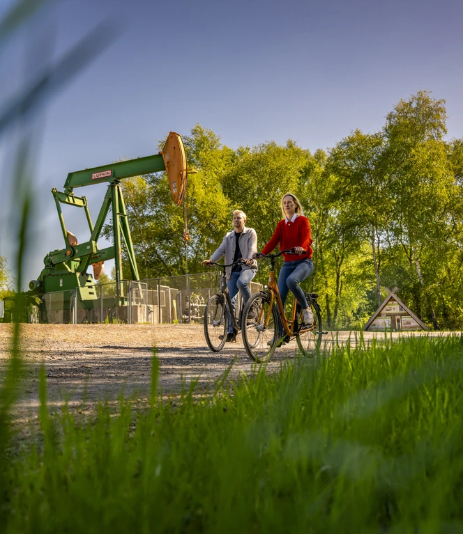 Radfahrer Station Erdölförderung Provinzialmoor 3 ©Naturpark Bourtanger Moor.jpg
