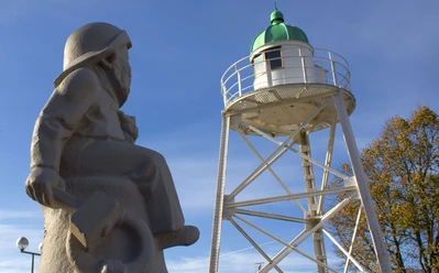 Seemannsgarn, Legenden und Meer Klabautermann (c) Nicole Gelhaus_Erlebnis Bremerhaven bearb._WEB.jpg Leuchtturm Unterfeuer mit Skulptur Schiffskobold daneben