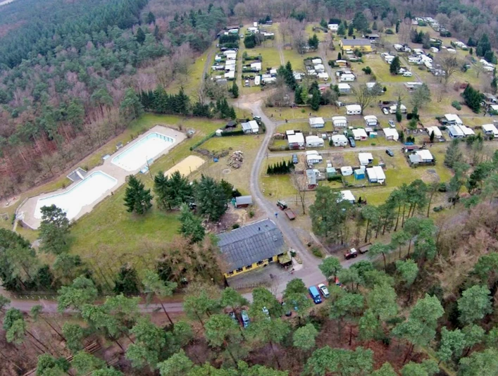Silvana's Ummel-Café, Freibad und Campingplatz aus der Vogelperspektive Silvana's Ummel-Café, Freibad und Campingplatz aus der VogelperspektiveA bird's eye view of Silvana's Ummel café, outdoor pool and campsiteEt fugleperspektiv af Silvanas Ummel-café, udendørs pool og campingpladsSilvana's Ummel café, buitenzwembad en camping in vogelvlucht