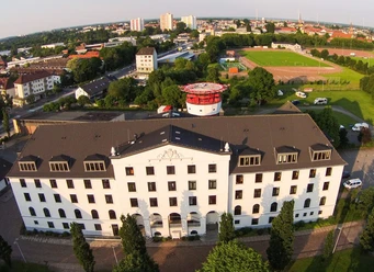 havencamp Bremerhaven 6 (c) Havenhostel_WEB.jpg Luftaufnahme havenhostel Bremerhaven mit dem Kopf des Leuchtturms Großer Vogelsand