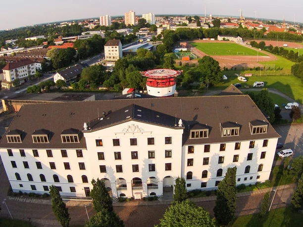 havencamp Bremerhaven 6 (c) Havenhostel_WEB.jpg Luftaufnahme havenhostel Bremerhaven mit dem Kopf des Leuchtturms Großer Vogelsand