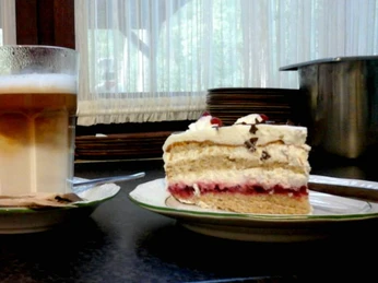 Café und Torte in Silvana's Ummel-Café Café und Torte in Silvana's Ummel-CaféCafé and cake at Silvana's Ummel-CaféCafé og kage på Silvanas Ummel-CaféCafé en taart bij Silvana's Ummel-Café