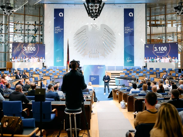 ApoBank Managementkonferenz Redner vor Publikum bei der apoBank Managementkonferenz in modernem Plenarsaal