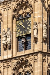Platzjabbeck Am Kölner Rathausturm thront die monumentale Uhr, umgeben von detailreich gestalteten Statuen.