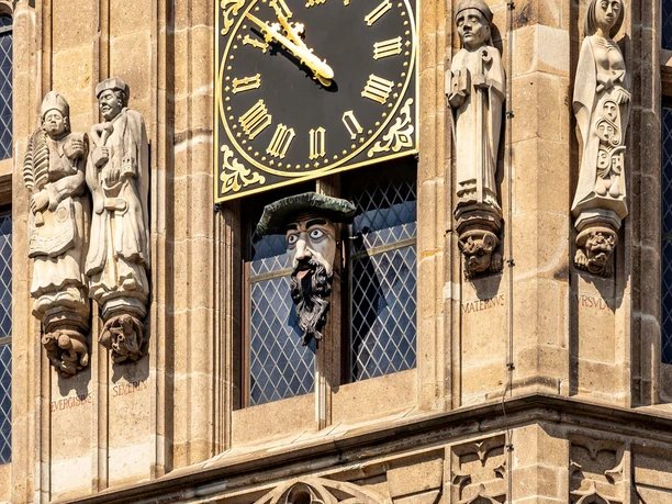 Platzjabbeck Am Kölner Rathausturm thront die monumentale Uhr, umgeben von detailreich gestalteten Statuen.